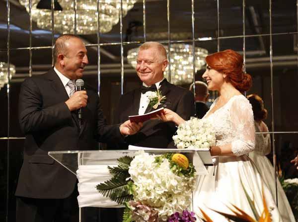 Bakan Çavuşoğlu, Antalyada nikah törenine katıldı