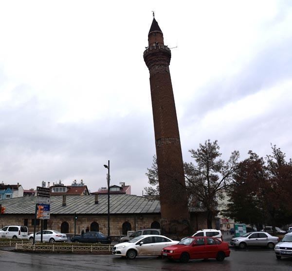 Tarihi Ulu Caminin minaresi yapılışından beri eğri