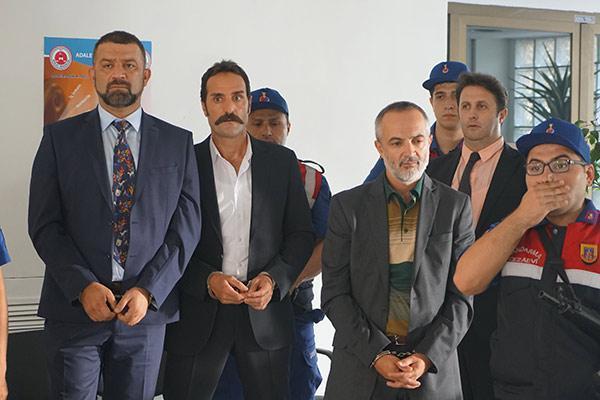 Kelepçeye alıştık