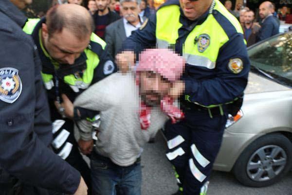 Atatürk heykelinin omuzlarına oturdu Polis linçten zor kurtardı