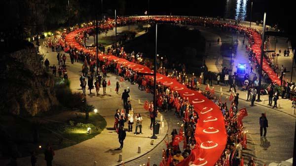 Fener alayında 600 metrelik Türk bayrağı açıldı