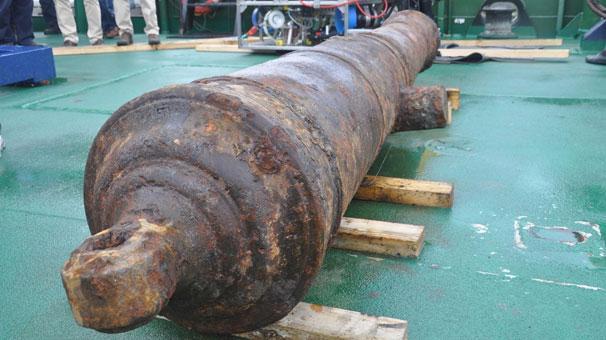 Batık Rus savaş gemisinden 2,5 tonluk top çıkarıldı