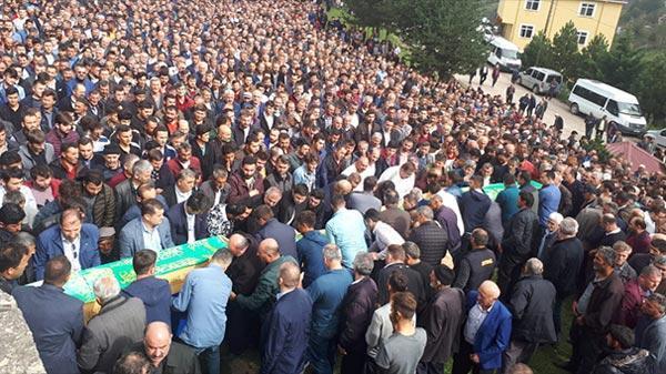 Cenazeye binlerce kişi katıldı... İlçeyi yıkan haber