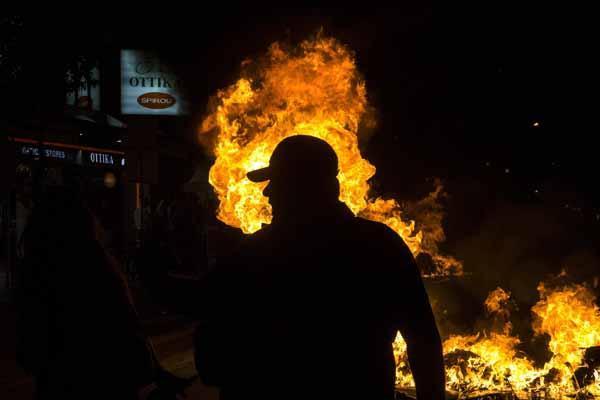 Komşuda ortalık karıştı Olaylı gösteri