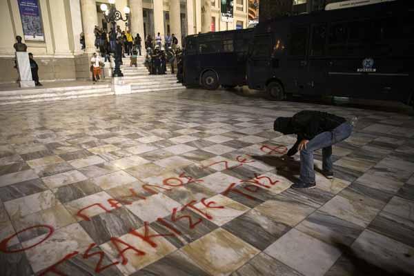 Komşuda ortalık karıştı Olaylı gösteri