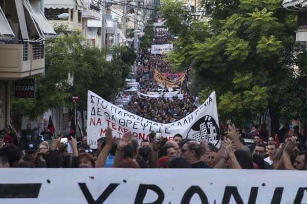 Komşuda ortalık karıştı Olaylı gösteri