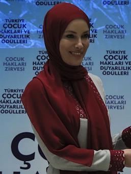 Gamze Özçelik kimdir