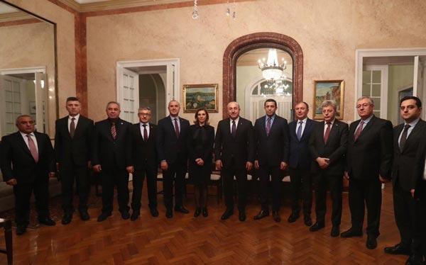 Dışişleri Bakanı Çavuşoğlu, Romanyada Türk iş dünyası temsilcileri ile görüştü