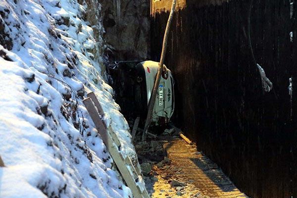 Feci kaza Karlı yolda kayan otomobil inşaat temeline düştü