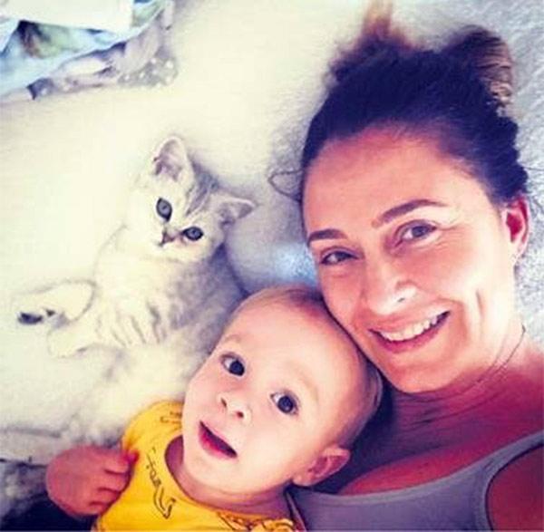 Bir civciv, bir kedi koynumda