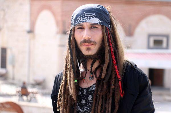 Sivaslı gencin Jack Sparrow hayranlığı hayrete düşürdü