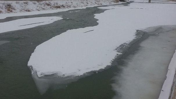 Türkiyenin en hızlı akan nehriyken, göle dönen Çoruh buz tuttu