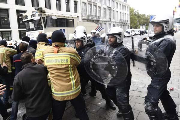 Belçika’da polis ve itfaiyeciler birbirine girdi