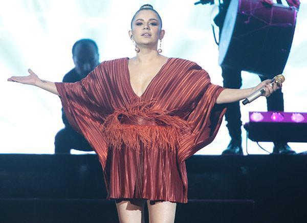 Kırmızılı kadın Merve Özbey