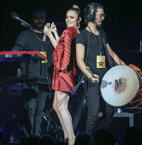 Kırmızılı kadın Merve Özbey