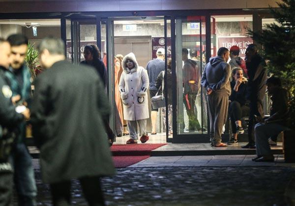 İstanbulda hareketli anlar 150 kişi dışarı çıkarıldı