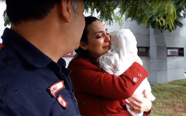 Otomobilde mahsur kalan 6 aylık bebek kurtarıldı