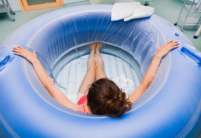 Suda doğum iki aşamadan oluşuyor: