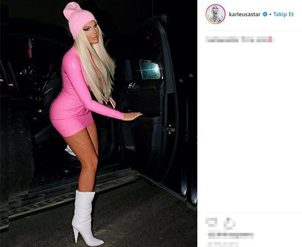 U fotosuratda yotgan holda mushukini korsatdi.