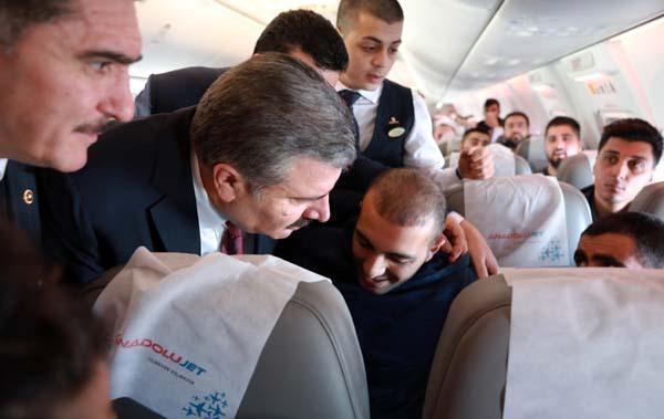 Sağlık Bakanı Kocadan uçakta rahatsızlanan yolcuya müdahale