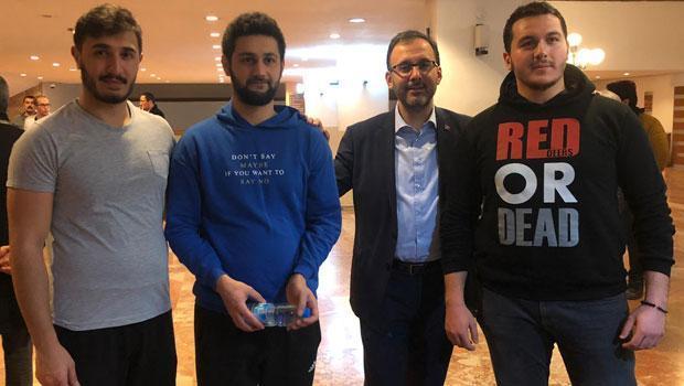 Gençlik ve Spor Bakanı Kasapoğlundan öğrencilere sürpriz ziyaret