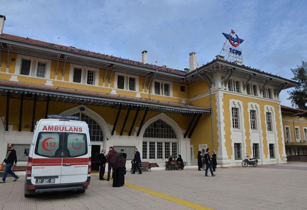 Garda güvenlik çizgisini geçen kadına tren çarptı