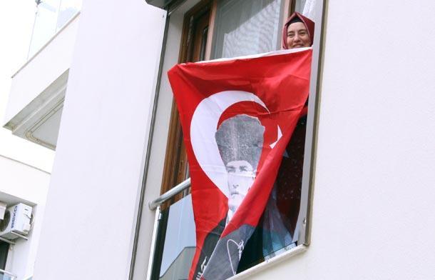 Haberi alınca evine Türk bayrağı astı