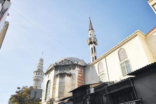 149 yıllık minare dökülüyor
