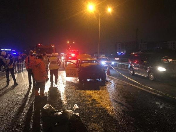 İstanbulda feci kaza Aracın içinde sıkışarak hayatını kaybetti