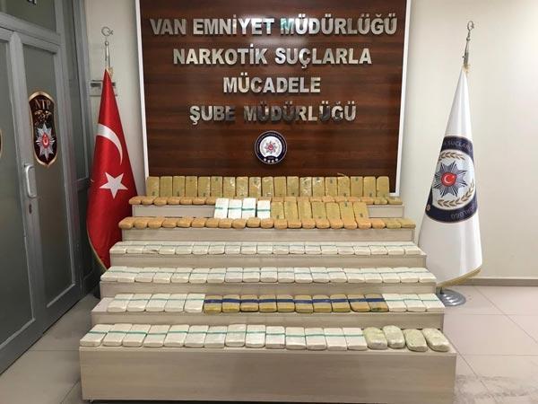 Narkotik köpeği Zeyna ile Lisa 86 kilo eroin yakalattı
