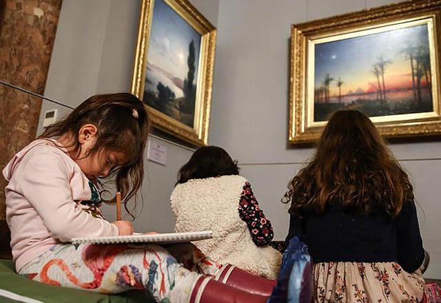 Çocukların Ayvazovski tablolarına karşı resim keyfi