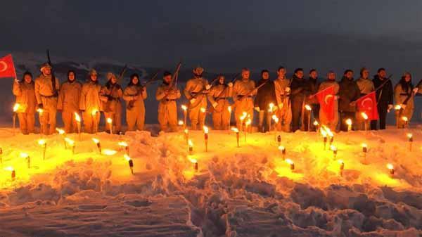 Sarıkamış şehitleri için eksi 15 derecede saygı nöbeti