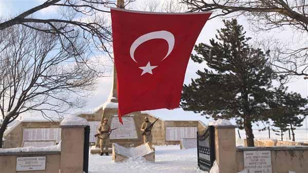 Sarıkamış şehitleri için eksi 15 derecede saygı nöbeti