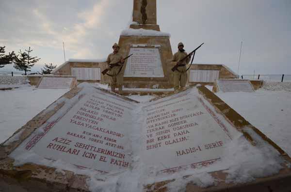 Sarıkamış şehitleri için eksi 15 derecede saygı nöbeti