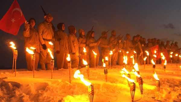Sarıkamış şehitleri için eksi 15 derecede saygı nöbeti