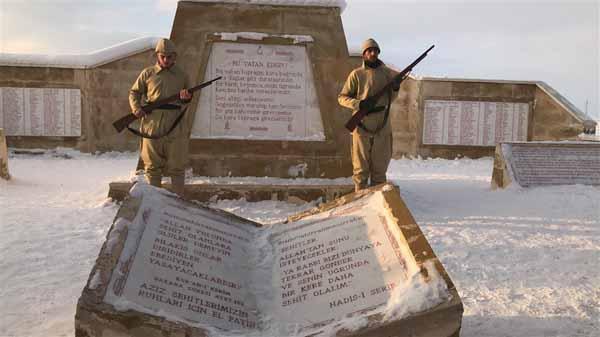 Sarıkamış şehitleri için eksi 15 derecede saygı nöbeti