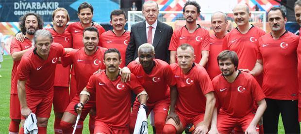 Cumhurbaşkanı Erdoğanın başlama vuruşunu yaptığı Şöhretler Karması maçında 8 gol...