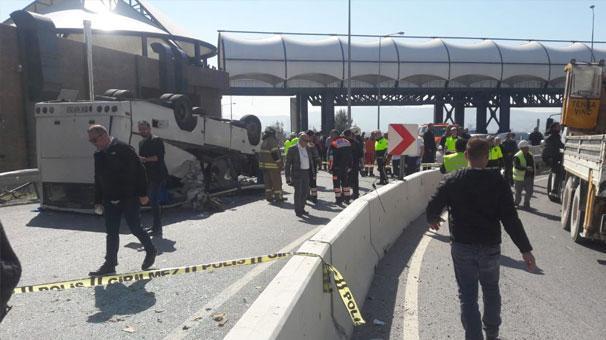 İzmirde çocukları ve ailelerini taşıyan midibüs kaza yaptı
