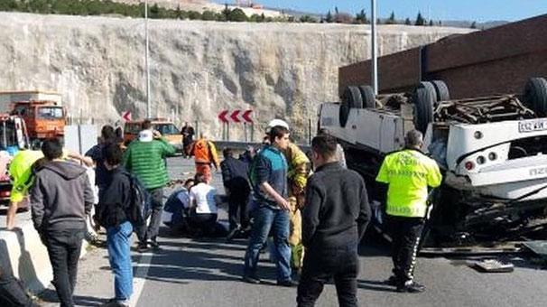 İzmirde çocukları ve ailelerini taşıyan midibüs kaza yaptı