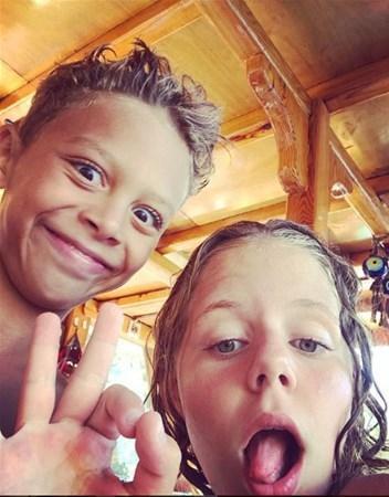 Defne Joy Fosterin oğlu büyüdü