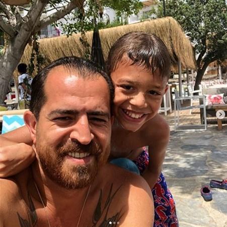 Defne Joy Fosterin oğlu büyüdü