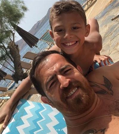 Defne Joy Fosterin oğlu büyüdü