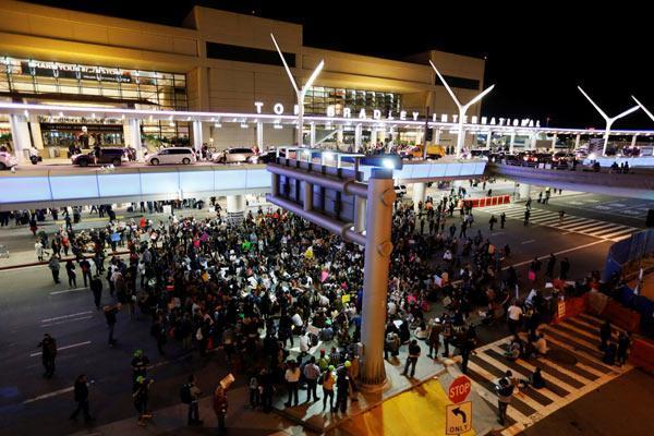 Son dakika: Trumpa tepkiler büyüyor Ünlü yıldızlar kürsüden haykırdı