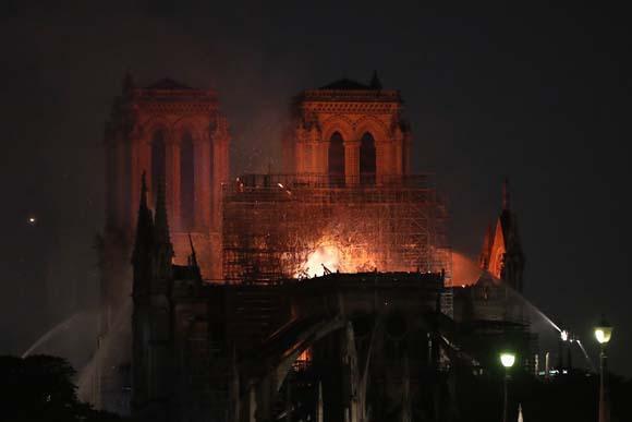Son dakika | Pariste tarihi Notre Dame Katedralinde korkunç yangın Küle döndü...