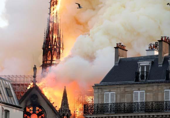 Notre Dame Katedrali için dünya ayaklandı İşte o mesajlar...