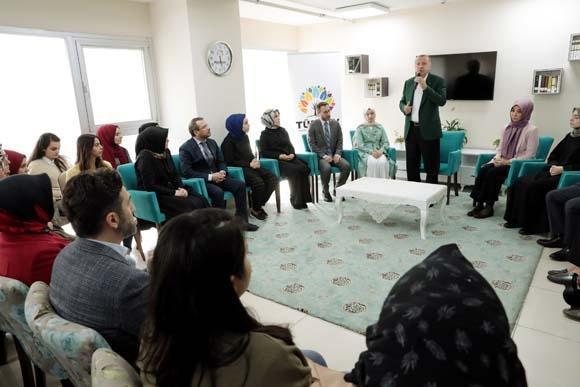 Cumhurbaşkanı Erdoğan, TÜRGEV yurdunu ziyaret etti