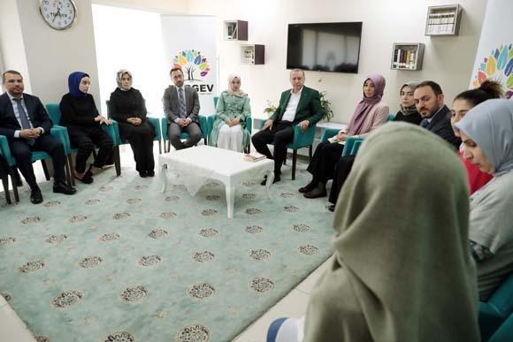 Cumhurbaşkanı Erdoğan, TÜRGEV yurdunu ziyaret etti