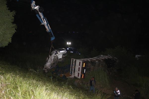 Kamyon ile otomobil şarampole uçtu: 1 kişi öldü