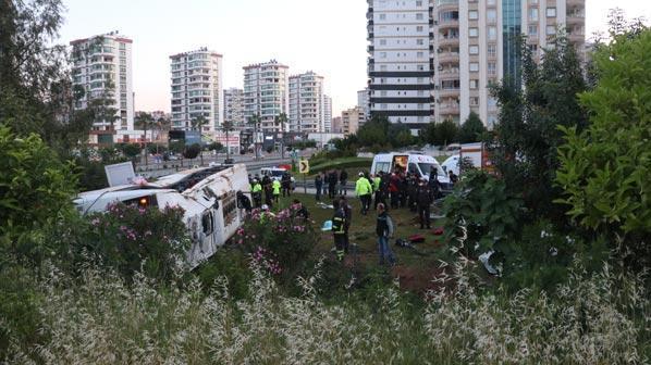 Son dakika... Adanada otobüs devrildi Ölü ve yaralılar var