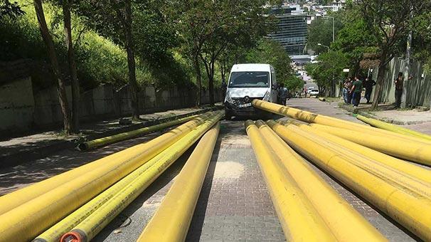 İstanbulda korkutan kaza Minibüse ok gibi saplandı